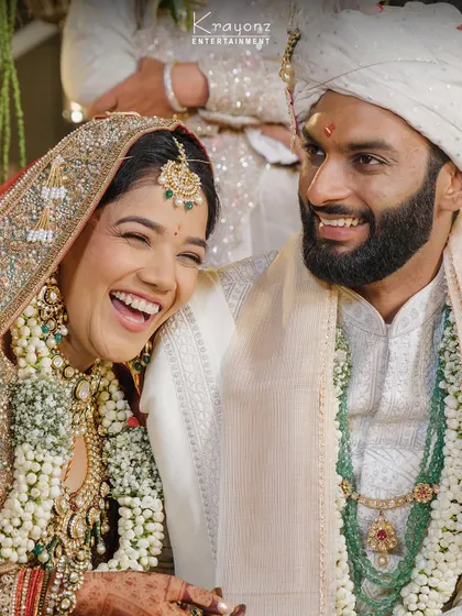 The most beautiful moments are often the ones that are not planned. This candid laugh between the bride and groom during their ceremony is the essence of what we cherish: real emotions and authentic joy.