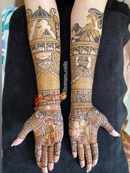 This full bridal design is packed with storytelling elements. It features the doli and baraat procession on the arms, and portraits of the couple's pheras on the palms, capturing the entire wedding journey.