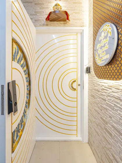 Here you can see the double-door design. The pattern on the safety door continues onto the main inner door, creating a stunning visual effect when opened. This is what I mean by thematic design.