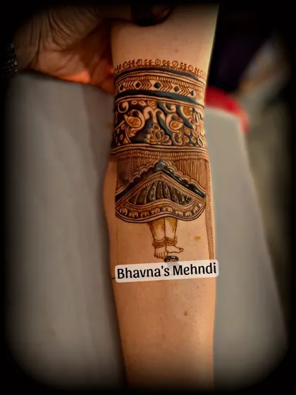 A clean shot of the dancer's feet arm band design. The details of the skirt and the anklets are beautifully rendered in henna.
