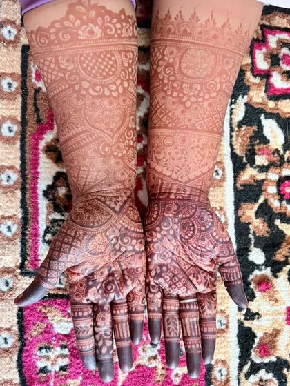 Another angle of the beautiful henna stain, showing the clarity of the fine lines and patterns.