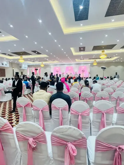 A live event at the Royal Garden banquet in Panvel. You can see how spacious the hall is, comfortably seating a large number of guests for a grand wedding ceremony.
