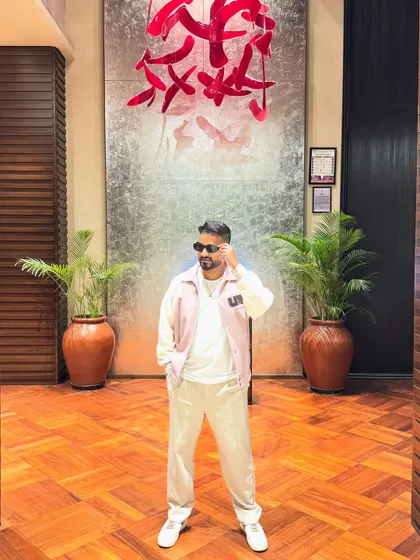 A final pose from this stylish photoshoot.