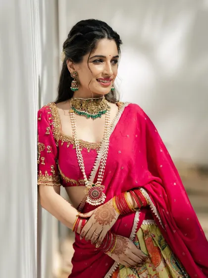 This langa voni look is perfect for a festive occasion or a pre-wedding event. The jewellery is a mix of a traditional pearl haram with a modern choker.