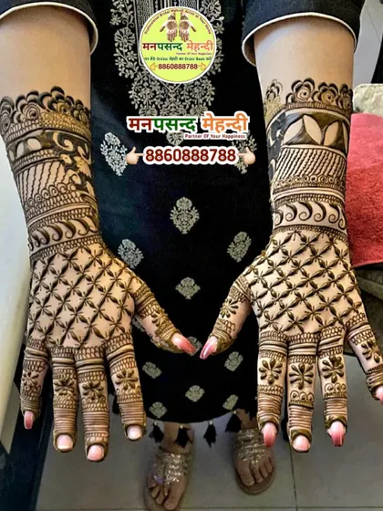 A beautiful back-of-hand design with a heavy jaali (net) pattern. This style is very popular for its intricate and full look, perfect for brides.
