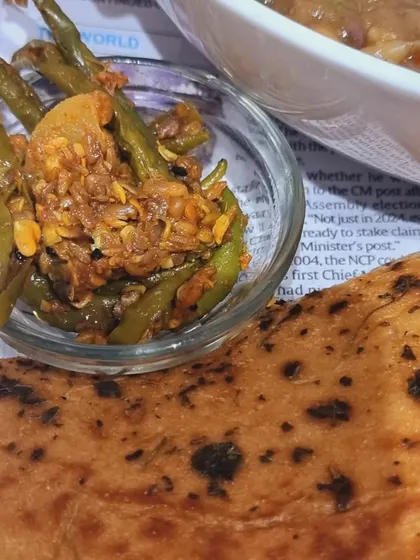 A close-up of my zero-oil Matra Kulcha, served with a side of spicy green chilli pickle. This is a classic street food dish from Delhi, made healthy without compromising on the authentic taste.
