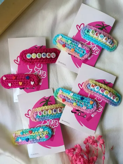 A beautiful flat lay of several name clip orders, including for Sehaj, Manseeb, Seera, and Hosnal, showing the consistency and care in each piece.