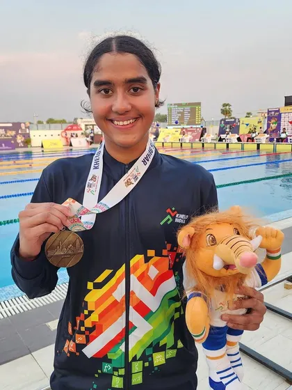 Vihitha Nayana with her gold medal in the 50m Backstroke.