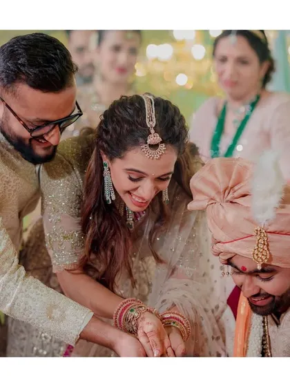 A beautiful moment of the bride's sister participating in the phera rituals. Her makeup is soft and pretty, perfect for the occasion.