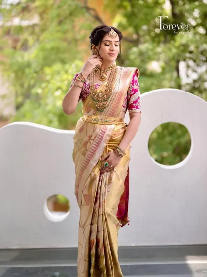 A full-length view of this gorgeous bride. Her pink and gold saree paired with the custom-embroidered blouse creates a look of timeless elegance.