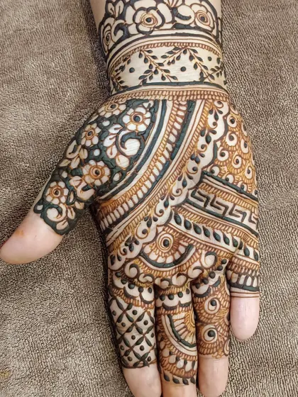A lovely guest design with a mix of floral and geometric patterns.