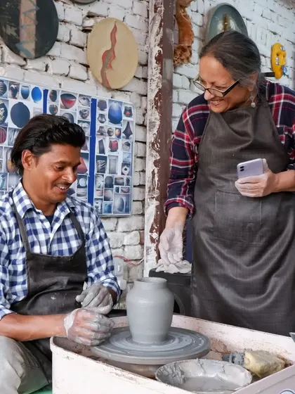 A moment of teaching and collaboration at the wheel during our Raku workshop. It's a joy to share this craft.