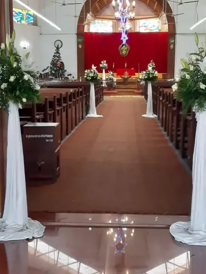 A classic and serene aisle decoration for a Christian wedding. We placed elegant floral stands with white lilies and roses along the aisle, leading up to the altar.
