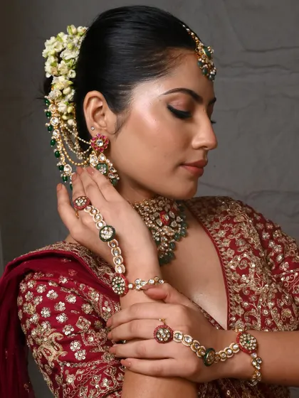 The complete bridal look, from the choker and hathphool to the maang tikka and earchains. I work with brides to ensure every single piece of jewellery complements their outfit and personal style.