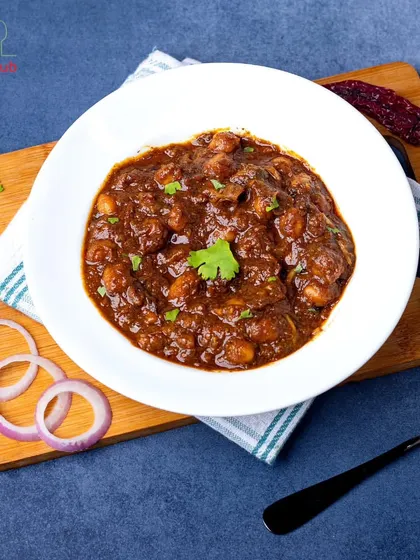A taste of tradition that never fails to delight the soul: Amritsari Chhole. This rich, spiced chickpea curry is a favorite for a reason.