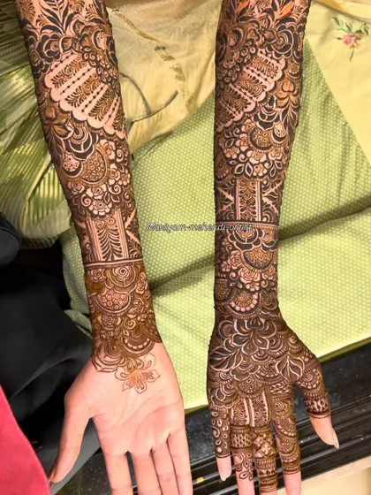 A complete view of a Dubai and floral bridal mehendi, showcasing the detailed craftsmanship.