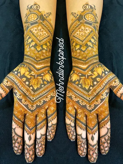 For the bride who loves modern elegance, we created this stylish V-shaped design. It combines traditional lotus motifs with contemporary patterns and clean lines for a chic and minimal bridal look.