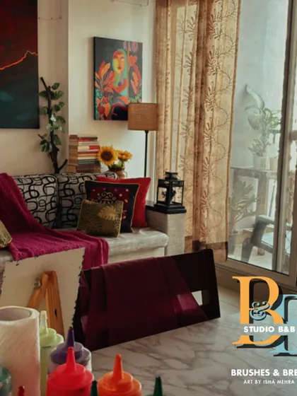 A glimpse into the cozy corner of Studio B&B. I've filled it with art, books, and plants to create a warm and inspiring atmosphere for everyone who comes to paint with me.