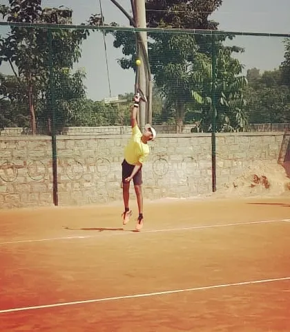 An advanced player is captured mid-air while executing a powerful jump serve. This level of technique is the result of dedicated training and advanced biomechanical coaching.