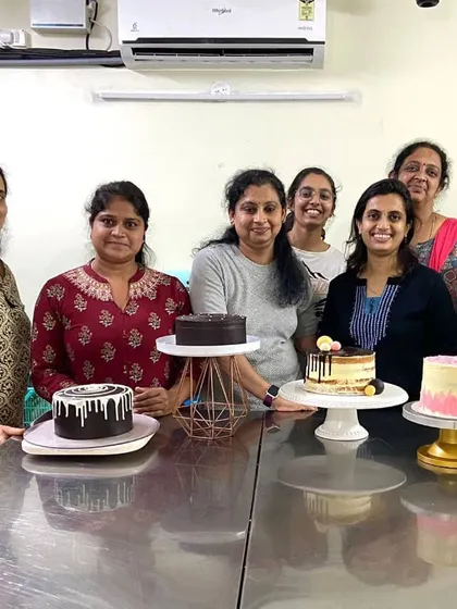 The happy faces after a successful baking class! It is so rewarding to see my students with the beautiful cakes they have created themselves.