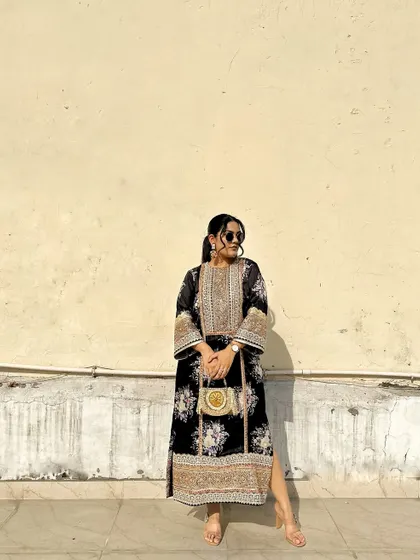 The combination of the dark floral print and the light, woven bag creates a lovely contrast.