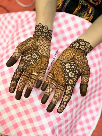 A beautiful floral and checkerboard pattern. This style combines the delicacy of flowers with the structure of geometric grids for a balanced look.