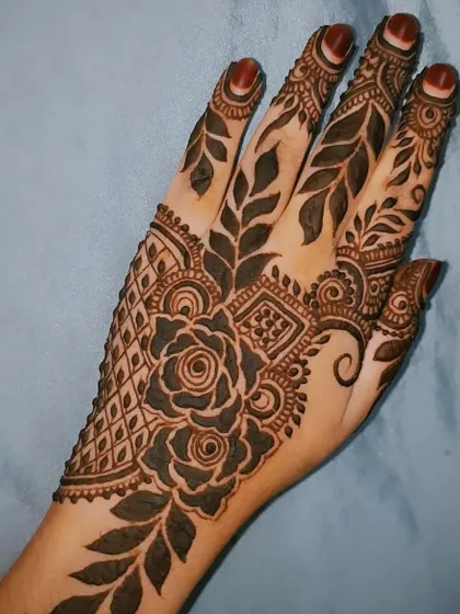 Another view of this striking floral design, perfect for someone who loves a modern yet elegant look.