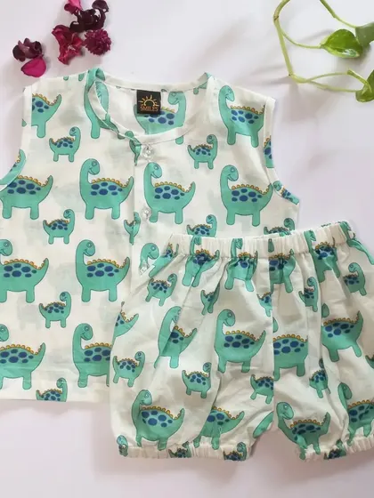 This green dinosaur print jhabla and bloomer set is perfect for summer. The breathable cotton fabric keeps your baby cool and comfortable.