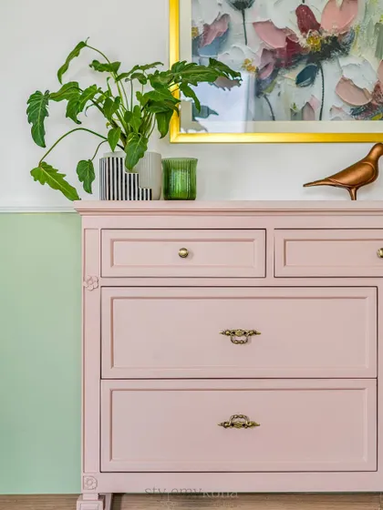 I had always wanted to try an olive and pink color combination, and this master bedroom gave me the perfect opportunity. The client loved the result, and so do I.