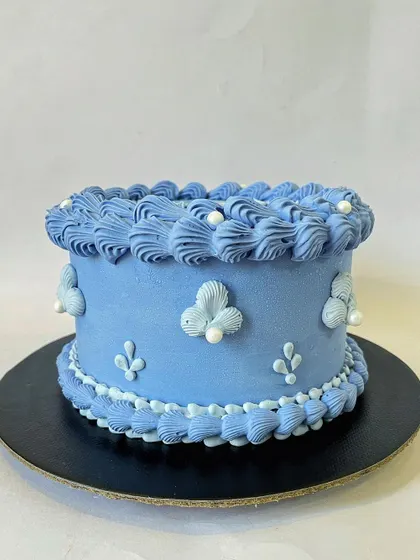 Vintage is back! This cake features intricate, hand-piped buttercream details in a classic Lambeth style. It's a timeless design that brings a touch of old-world elegance to any event.