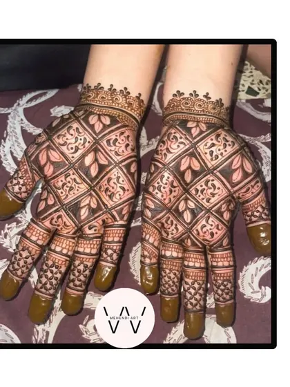 The same grid pattern with the henna paste freshly applied.