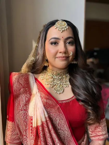 A classic open hairstyle with soft waves for a Phera ceremony. This look is for the bride who wants to feel like herself, with a simple, elegant, and timeless hairstyle.