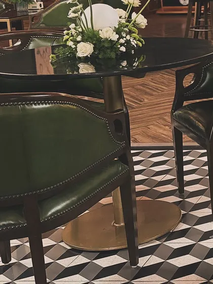 Even a simple table setting can be elegant. For the KGA event, we used classic green leather chairs and a geometric floor pattern to create a sophisticated look.