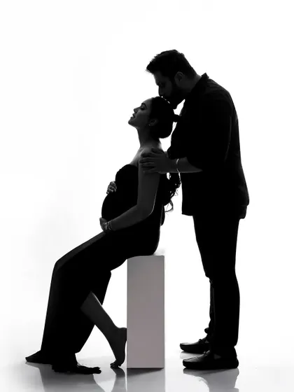 This is the art of anticipation. Using dramatic silhouette lighting, I focus on the beautiful connection between partners and the new life they are waiting for, creating a timeless and emotional maternity portrait.