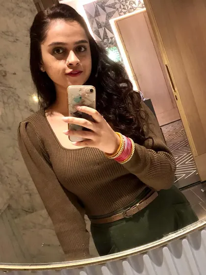 For a cooler evening on vacation, I opted for this ribbed long-sleeve top and a skirt in earthy tones. The belt adds a nice finishing touch, keeping the look polished and put-together.
