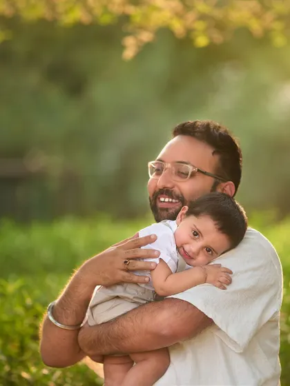 A quiet cuddle with dad. This photo captures a gentle, loving moment, showcasing the safe and warm embrace of a father.