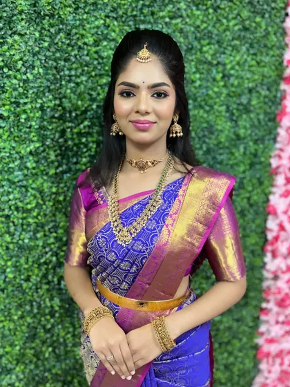 The same look, but with the model looking directly at the camera, showing how fresh and radiant this style appears.
