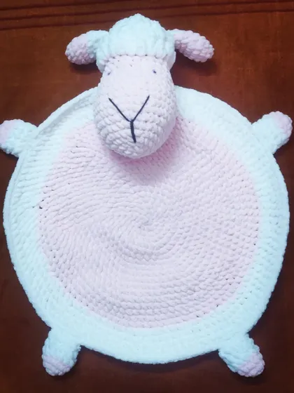A soft and cozy sheep-themed baby playmat, made with plush velvet yarn. It's a perfect, safe space for tummy time and play, and makes a wonderful baby shower gift.