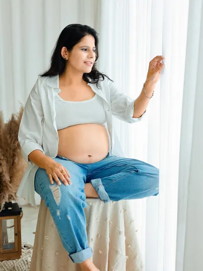 A beautiful, natural light portrait of a mother-to-be in jeans and a white shirt. This session style is perfect for capturing a relaxed and authentic feel.
