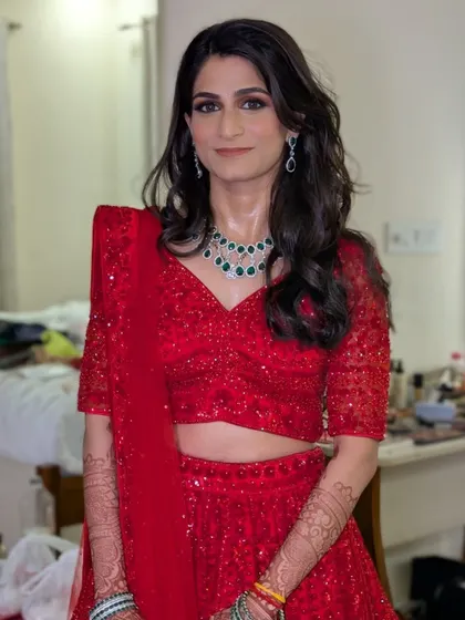 The soft waves and brown smokey eyes give off major Alia Bhatt vibes, creating a look that is both modern and timeless.