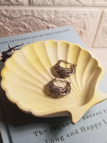 This yellow mini shell dish is like a little drop of sunshine for your room.
