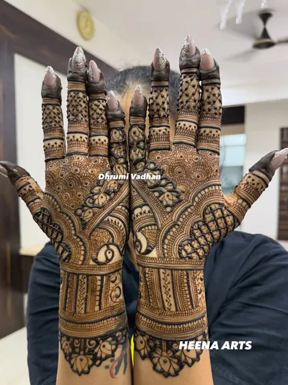 The back of the hands deserves just as much love. This design features a beautiful mix of traditional Indian patterns, with peacock motifs taking center stage.