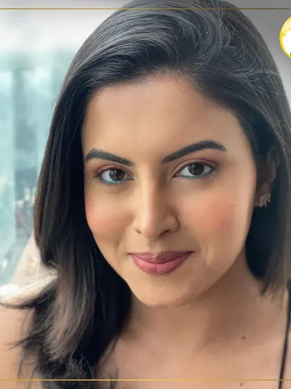 This is my signature soft glam look. It’s about creating a polished, fresh, and radiant appearance that looks amazing both on camera and in person. Notice the light brown smokey eye and the subtle turquoise kajal for a unique touch.