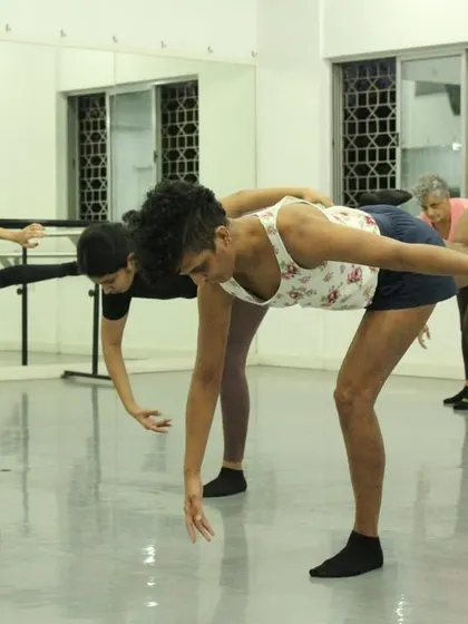 In our Cunningham Technique® class, dancers learn to move with precision and clarity. Here, students practice coordinating their torso and legs, a key element of this contemporary dance style that builds incredible body awareness.