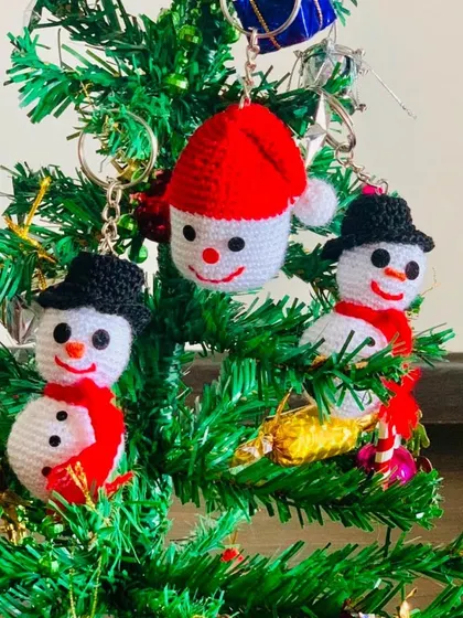 These snowman and Santa head keychains are perfect as small gifts, party favors, or stocking stuffers.