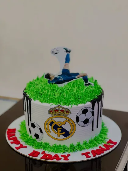 Another shot of the action-packed Real Madrid football cake.