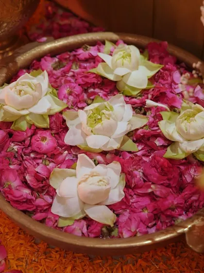 For a Ganpati puja, the details create a sense of peace and devotion. Here, I used a traditional brass urli filled with fresh rose petals and floating lotus flowers, set against a bed of marigolds, to create a beautiful and sacred offering space.