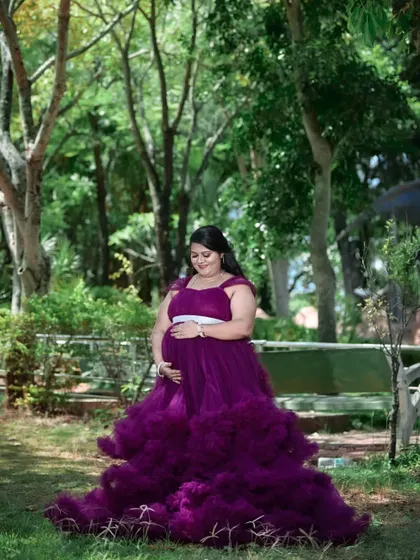 The rich wine color and voluminous ruffles of this maternity gown make it a standout choice. It’s designed to make any mom-to-be feel like she’s in a fairytale.