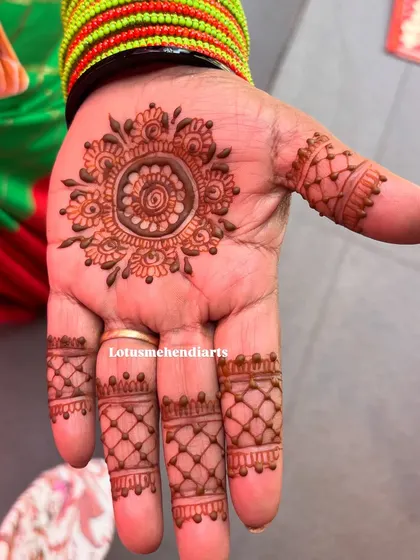 A beautiful, single mandala design with detailed finger work. This is a perfect choice for guests who want an impactful design just on the palm.