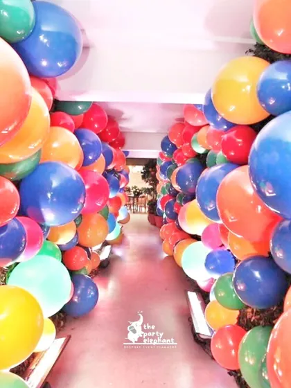 The entrance hallway for the art party was lined with walls of colorful balloons, creating an exciting and immersive tunnel of color for the kids to walk through.